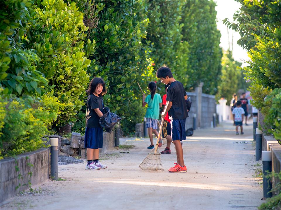 朝起き会、子どもたちが朝集落を掃き掃除　写真提供：渡名喜村観光協会